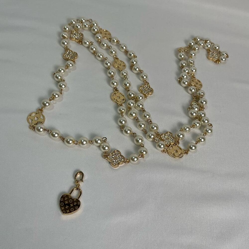 Louis Vuitton Simulated White Pearl Gold Rhinestone Necklace - Picture 10 of 12